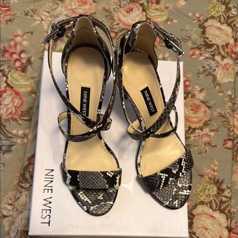 Nine West Black and Gray Strappy Sandals